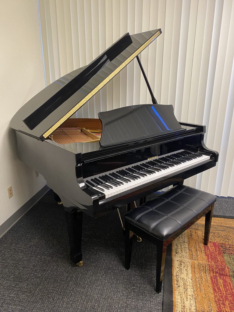 Suzuki Grand Piano